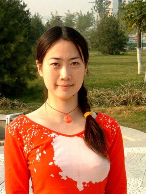 穿旗袍的抖音网红吃瓜,网络热议不断