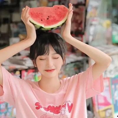 女生网红吃瓜图片大全集